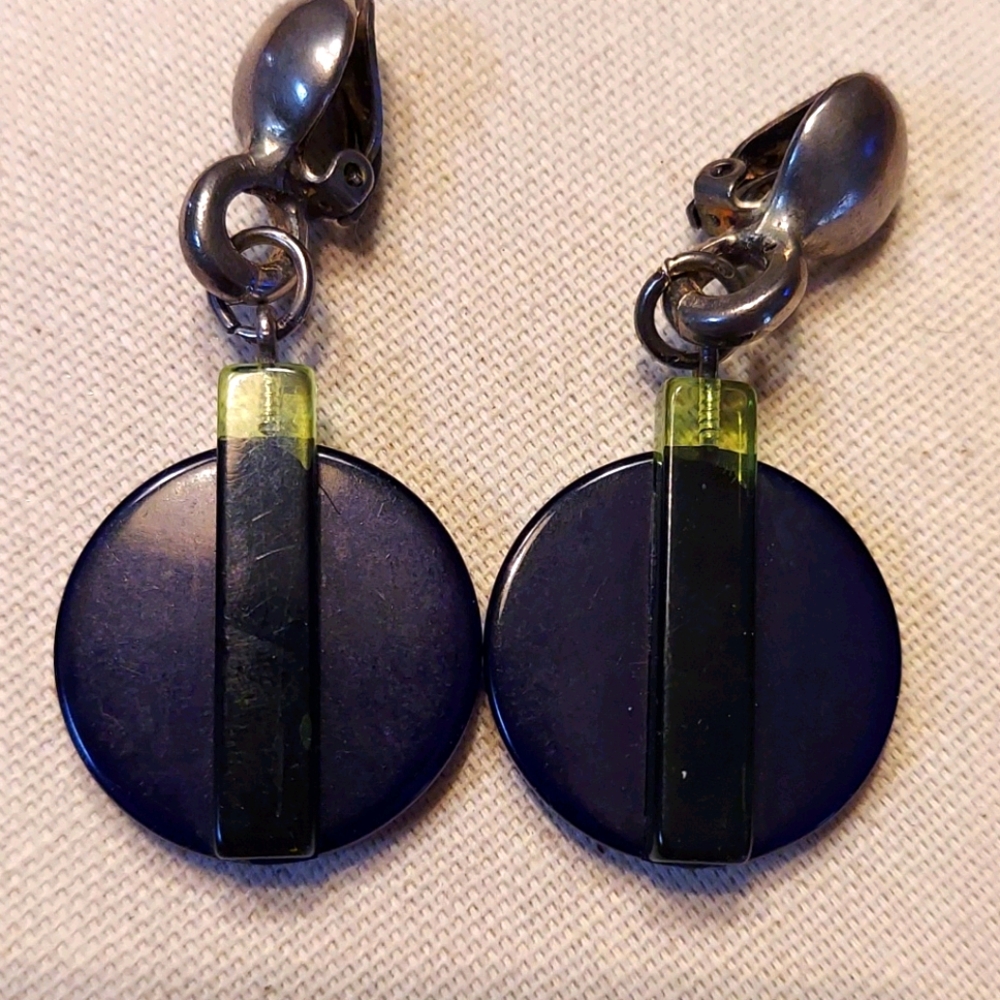 Black and green clip